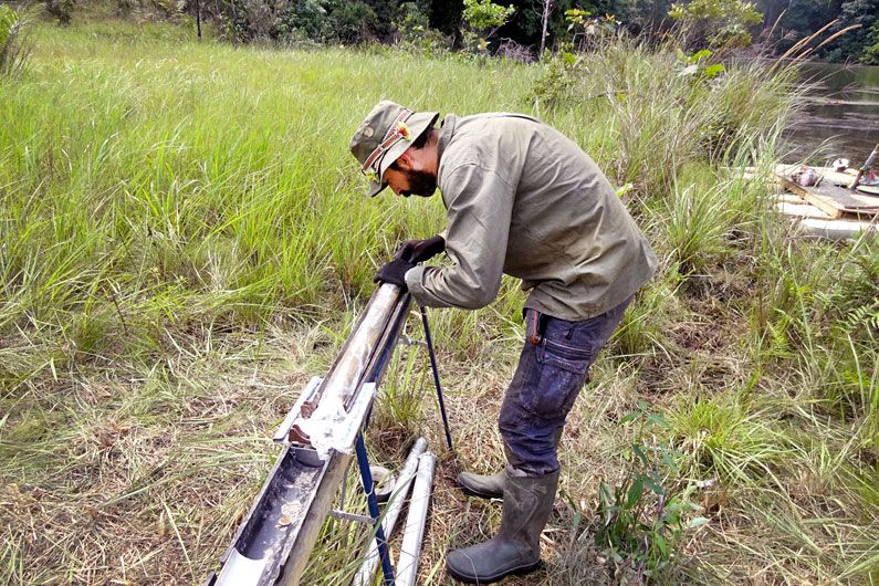 Olivier Blarquez poursuit ses recherches sur le continent africain, afin de déterminer les facteurs qui ont influencé la transition entre forêts et savanes au fil des millénaires. En Afrique, les incendies ont grandement influencé cette transition, notamment parce que l’homme allumait (et allume encore!) des feux pour circonscrire les territoires de chasse. Olivier Blarquez poursuit ses recherches sur le continent africain, afin de déterminer les facteurs qui ont influencé la transition entre forêts et savanes au fil des millénaires. En Afrique, les incendies ont grandement influencé cette transition, notamment parce que l’homme allumait (et allume encore!) des feux pour circonscrire les territoires de chasse.