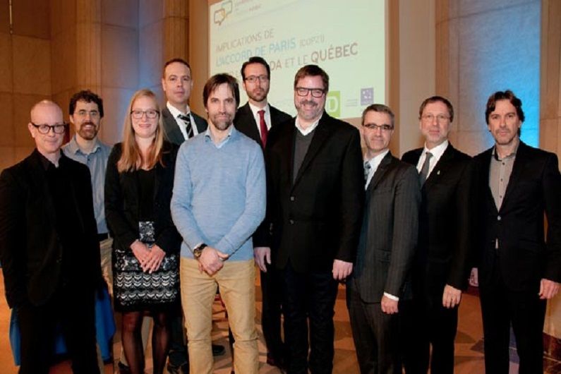 De gauche à droite : Hugo Séguin, fellow au CÉRIUM et animateur de la table ronde; Pierre-Olivier Pineau, titulaire de la Chaire de gestion du secteur de l'énergie à HEC Montréal; Catherine Gauthier, présidente d'Environnement jeunesse; Erick Lachapelle, professeur de science politique à l'UdeM; Steven Guilbeault, cofondateur et directeur principal d'Équiterre; Mark Purdon, professeur invité en science politique à l'UdeM; Étienne Leblanc, journaliste à Radio-Canada; Jean Lacroix, président-directeur général de Réseau Environnement et de l'Association québécoise pour la maîtrise de l'énergie; Yves-Thomas Dorval, président-directeur général du Conseil du patronat du Québec; et Daniel Normandin, directeur général de l'Institut EDDEC. De gauche à droite : Hugo Séguin, fellow au CÉRIUM et animateur de la table ronde; Pierre-Olivier Pineau, titulaire de la Chaire de gestion du secteur de l'énergie à HEC Montréal; Catherine Gauthier, présidente d'Environnement jeunesse; Erick Lachapelle, professeur de science politique à l'UdeM; Steven Guilbeault, cofondateur et directeur principal d'Équiterre; Mark Purdon, professeur invité en science politique à l'UdeM; Étienne Leblanc, journaliste à Radio-Canada; Jean Lacroix, président-directeur général de Réseau Environnement et de l'Association québécoise pour la maîtrise de l'énergie; Yves-Thomas Dorval, président-directeur général du Conseil du patronat du Québec; et Daniel Normandin, directeur général de l'Institut EDDEC.