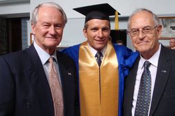David Saint-Jacques en 2010, lorsque Polytechnique Montréal lui a décerné un doctorat honoris causa. Il est entouré de Roland Doré (à gauche) et d'André Bazergui (à droite), tous deux anciens directeurs généraux de Polytechnique.
