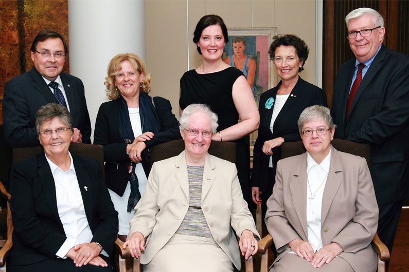 De gauche à droite (debout) : Guy Breton, recteur de l’Université de Montréal; Francine Ducharme, doyenne de la Faculté des sciences infirmières; Véronique Dubé, titulaire de la Chaire; Louise Roy, chancelière de l’Université de Montréal; et Gil Desautels, directeur général par intérim du BDRD. À l'avant-plan : sœur Claudette Robert, supérieure générale des Sœurs de Saint-Joseph de Saint-Hyacinthe; sœur Jacqueline Saint-Yves, supérieure générale des Sœurs de la charité de Montréal; et sœur Diane Beaudoin, supérieure générale des Sœurs de la charité de Saint-Hyacinthe. De gauche à droite (debout) : Guy Breton, recteur de l’Université de Montréal; Francine Ducharme, doyenne de la Faculté des sciences infirmières; Véronique Dubé, titulaire de la Chaire; Louise Roy, chancelière de l’Université de Montréal; et Gil Desautels, directeur général par intérim du BDRD. À l'avant-plan : sœur Claudette Robert, supérieure générale des Sœurs de Saint-Joseph de Saint-Hyacinthe; sœur Jacqueline Saint-Yves, supérieure générale des Sœurs de la charité de Montréal; et sœur Diane Beaudoin, supérieure générale des Sœurs de la charité de Saint-Hyacinthe.