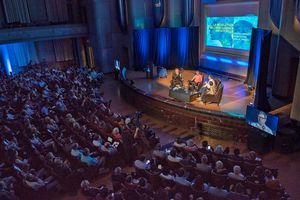 La conférence intitulée «La révolution de l’intelligence artificielle» a attiré plus de 1300 personnes à l'amphithéâtre Ernest-Cormier, ainsi que 14 000 personnes sur le compte Facebook de l’UdeM qui transmettait l'événement en direct.