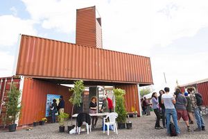 Un immeuble composé de conteneurs recyclés a vu le jour au site du futur pavillon des sciences, à Outremont.