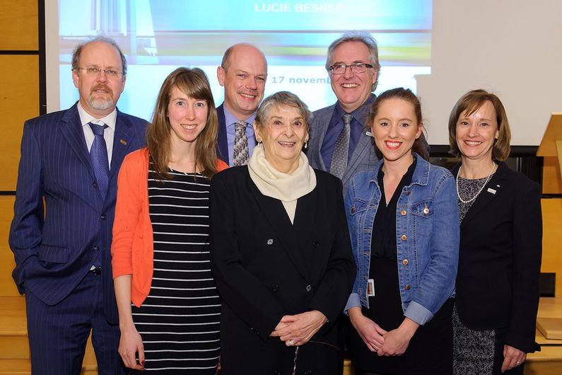 De gauche à droite: à l’avant-plan Andréanne Fortin, Lucie Besner, Cindy Audiger et Hélène Boisjoly; à l’arrière, Hugo Soudeyns, directeur du Département de microbiologie, infectiologie et immunologie, Christian Baron, vice-doyen à la recherche et au développement, ainsi que Raymond Lalande, vice-recteur aux relations avec les diplômés, aux partenariats et à la philanthropie. De gauche à droite: à l’avant-plan Andréanne Fortin, Lucie Besner, Cindy Audiger et Hélène Boisjoly; à l’arrière, Hugo Soudeyns, directeur du Département de microbiologie, infectiologie et immunologie, Christian Baron, vice-doyen à la recherche et au développement, ainsi que Raymond Lalande, vice-recteur aux relations avec les diplômés, aux partenariats et à la philanthropie.