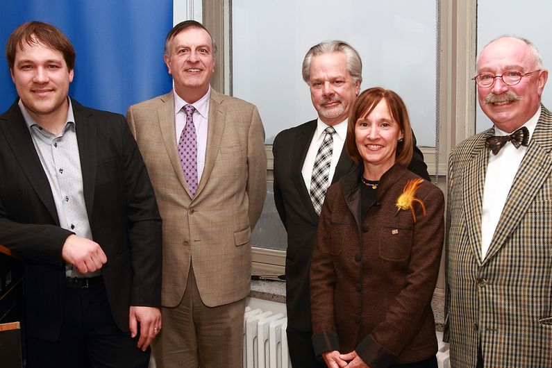 Le Dr Louis De Beaumont, titulaire de la Chaire; le Dr Pierre Gfeller, président-directeur général du CIUSSS du Nord-de-l’Île-de-Montréal; Paul Bergeron, directeur général de la Fondation de l’Hôpital du Sacré-Cœur de Montréal; la Dre Hélène Boisjoly, doyenne de la Faculté de médecine; et Me Pierre Venne, administrateur de la Fondation Caroline Durand. Le Dr Louis De Beaumont, titulaire de la Chaire; le Dr Pierre Gfeller, président-directeur général du CIUSSS du Nord-de-l’Île-de-Montréal; Paul Bergeron, directeur général de la Fondation de l’Hôpital du Sacré-Cœur de Montréal; la Dre Hélène Boisjoly, doyenne de la Faculté de médecine; et Me Pierre Venne, administrateur de la Fondation Caroline Durand.
