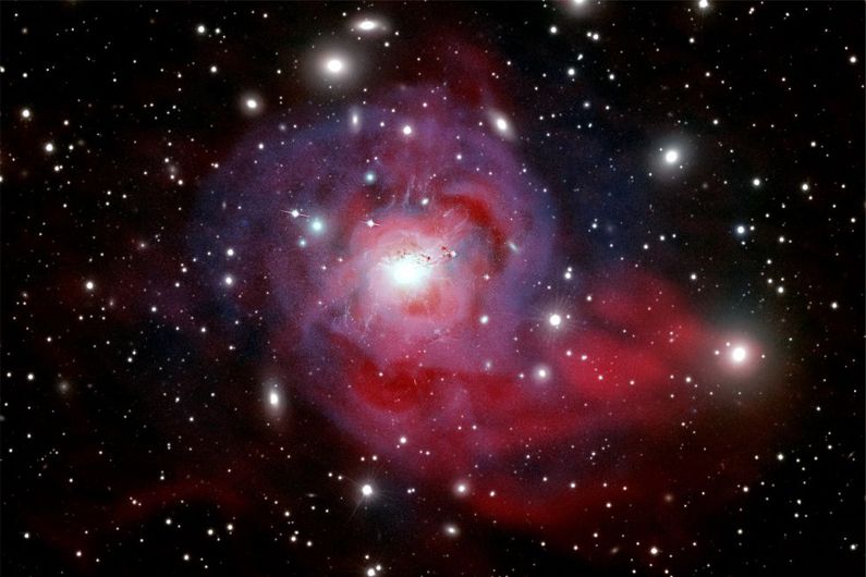 Au centre de l’amas de Persée trône la spectaculaire galaxie NGC 1275, où se cache un trou noir supermassif responsable de puissants jets de particules (en rose). Éjectées bien au-delà de la galaxie, ces particules entretiendraient la température incroyablement élevée (60 millions de degrés Celsius) des gaz qui s’étendent entre les galaxies (en bleu). Au centre de l’amas de Persée trône la spectaculaire galaxie NGC 1275, où se cache un trou noir supermassif responsable de puissants jets de particules (en rose). Éjectées bien au-delà de la galaxie, ces particules entretiendraient la température incroyablement élevée (60 millions de degrés Celsius) des gaz qui s’étendent entre les galaxies (en bleu).