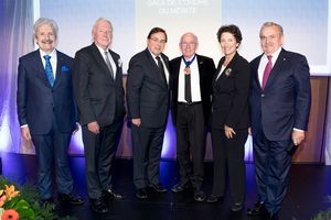 De gauche à droite: Marc Laurendeau, maître de cérémonie de la soirée, Jacques Girard, Guy Breton, Bernard Landry, Louise Roy et Jacques Laurent.