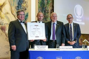 Gilles Brassard (à gauche) reçoit le prix Wolf de physique 2018. À sa droite Naftali Bennett, ministre de l’Éducation d’Israël, Reuven Rivlin, président d’Israël, et Nachman Shai, journaliste et homme politique.
