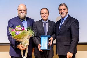 Denis Roy entouré de Luc Castonguay et de Michel Fontaine, du ministère de la Santé et des Services sociaux du Québec.