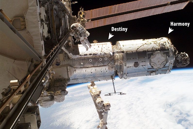 Photographie de la commandante Peggy Whitson autour des modules Destiny et Harmony. Sa sortie dans l’espace avec l’astronaute Daniel Tani a duré 7 h 4 min. 