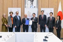 Des dirigeants d’universités membres de l’Alliance U7+ à l’Université Keio, au Japon, en compagnie du premier ministre japonais, Fumio Kishida
