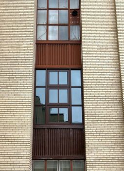 Fenêtre originale (en haut) et la version restaurée (en bas): même style patrimonial, en aluminium et plus éconoénergétique. 