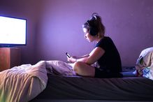 Quand les écrans se retrouvent dans la chambre des adolescentes et des adolescents, ces derniers y ont davantage accès de façon recluse, illimitée et non supervisée. L’exposition aux écrans est donc potentiellement plus grande et les contenus moins adéquats.