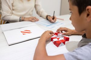 Actuellement, les médecins se basent principalement sur l’observation des étapes du développement précoce pour anticiper le développement de l’enfant.