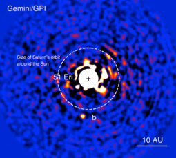 Image de l'exoplanète 51 Eri b avec GPI prises en infrarouge, le 18 Décembre 2014. L'étoile centrale a été enlevée par des masques et le traitement des données pour permettre la détection de l'exoplanète, ici au Sud, un million de fois plus faibl