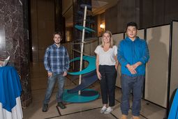 Les étudiants Alexandre Gagnon, Camille Richard, Daphné Beaudry et ZiZheng Wang, avec leur installation Autour du sapin.