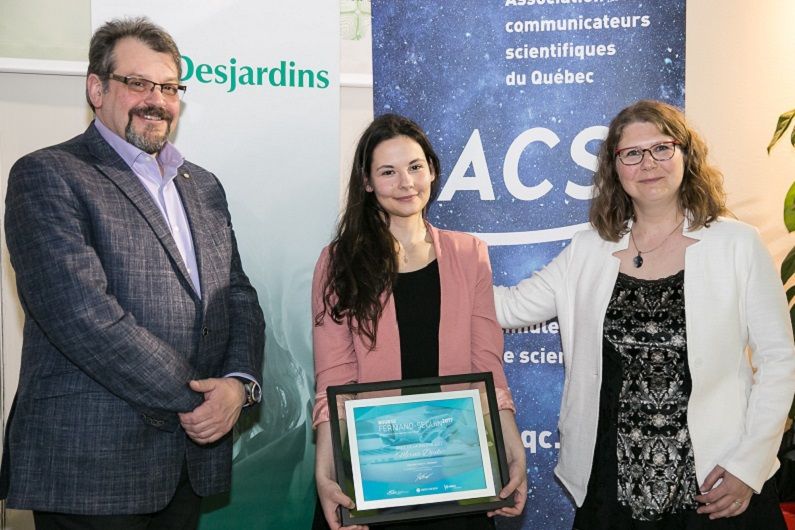 De gauche à droite: Luc Desjardins, président du Conseil de surveillance de la Caisse Desjardins du Quartier-Latin de Montréal; Mirna Djukic, lauréate du Prix de la relève de la bourse Fernand-Seguin; et Stéphanie Thibault, présidente de l’Association des communicateurs scientifiques du Québec.
De gauche à droite: Luc Desjardins, président du Conseil de surveillance de la Caisse Desjardins du Quartier-Latin de Montréal; Mirna Djukic, lauréate du Prix de la relève de la bourse Fernand-Seguin; et Stéphanie Thibault, présidente de l’Association des communicateurs scientifiques du Québec.