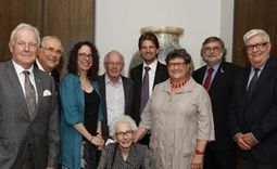 Première rangée : Me Jacques Girard, membre du conseil d'administration de l'Association des diplômés de l'Université de Montréal; et Mmes Blain et Trahan.
Deuxième rangée : Michel Lespérance, secrétaire général retraité; Jeanne Bovet, professeure agrégée au Département des littératures de langue française; MM. Landry et MacParland; Gérard Boismenu, vice-recteur au développement académique et à la transformation institutionnelle; et Gil Desautels, directeur général par intérim du Bureau du développement et des relations avec les diplômés.
