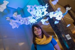 L'étudiante Elena Radeva et son installation Frosted Cloud, premier prix du jury.