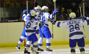 Les Carabins célèbrent après avoir marqué un but lors du match d'ouverture. (Photo : James Hajjar) Les Carabins