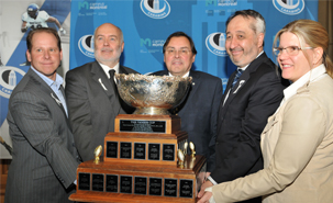 De gauche à droite, Danny Maciocia, entraîneur-chef, Christophe Guy, directeur général de Polytechnique Montréal, Guy Breton, recteur de l'Université de Montréal, Michel Patry, directeur de HEC Montréal et Manon Simard, directrice des programmes sportifs. (Photo : Amélie Philibert)