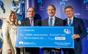 De gauche à droite : Manon Simard, directrice du sport d'excellence à l'UdeM, Paul Krivicky, directeur général du CEPSUM, Robert Panet-Raymond et John Parisella, directeur exécutif de Campus Montréal Robert Panet-Raymond