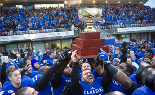 Les Carabins ont soulevé la Coupe Uteck devant les 5100 spectateurs. (Photo : James Hajjar) Champions