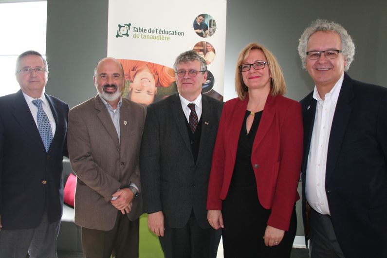 Fernand Lefebvre, secrétaire exécutif d'Éducation Lanaudière, Sylvain Delisle, vice-recteur aux études et à la formation de l'UQTR, René Côté, vice-recteur à la Vie académique de l'UQAM, Martine Lavoie, directrice du Bureau d'enseignement régional de l’UdeM et Marcel Côté, président d'Éducation Lanaudière et directeur général du Cégep régional de Lanaudière. Fernand Lefebvre, secrétaire exécutif d'Éducation Lanaudière, Sylvain Delisle, vice-recteur aux études et à la formation de l'UQTR, René Côté, vice-recteur à la Vie académique de l'UQAM, Martine Lavoie, directrice du Bureau d'enseignement régional de l’UdeM et Marcel Côté, président d'Éducation Lanaudière et directeur général du Cégep régional de Lanaudière.