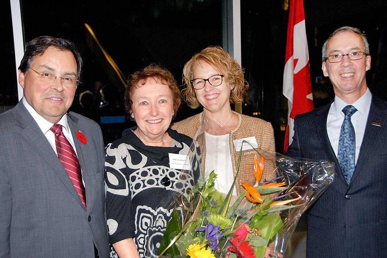 Lise Galarneau, agente d’admission au Service de l’admission et du recrutement, accompagnée de Nathalie Côté, chef de la section Admission processus, du recteur Breton et de M. Charest. Avec plus de 45 années de service à l’UdeM, Mme Galarneau est cette année «la doyenne des retraités de l’Université de Montréal», comptant le plus d’années de service parmi les retraités honorés présents. Lise Galarneau, agente d’admission au Service de l’admission et du recrutement, accompagnée de Nathalie Côté, chef de la section Admission processus, du recteur Breton et de M. Charest. Avec plus de 45 années de service à l’UdeM, Mme Galarneau est cette année «la doyenne des retraités de l’Université de Montréal», comptant le plus d’années de service parmi les retraités honorés présents.