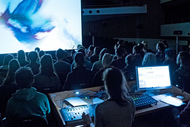 Les concerts de la série Ultrasons de la Faculté de musique mêlent art numérique, électroacoustique, musique visuelle et performance interactive. Installé sur la scène de la salle Claude-Champagne, à l'UdeM, sous un dôme d'une trentaine de haut-parleurs et devant un écran panoramique, le public est invité à vivre une expérience sonore immersive. Les concerts de la série Ultrasons de la Faculté de musique mêlent art numérique, électroacoustique, musique visuelle et performance interactive. Installé sur la scène de la salle Claude-Champagne, à l'UdeM, sous un dôme d'une trentaine de haut-parleurs et devant un écran panoramique, le public est invité à vivre une expérience sonore immersive.