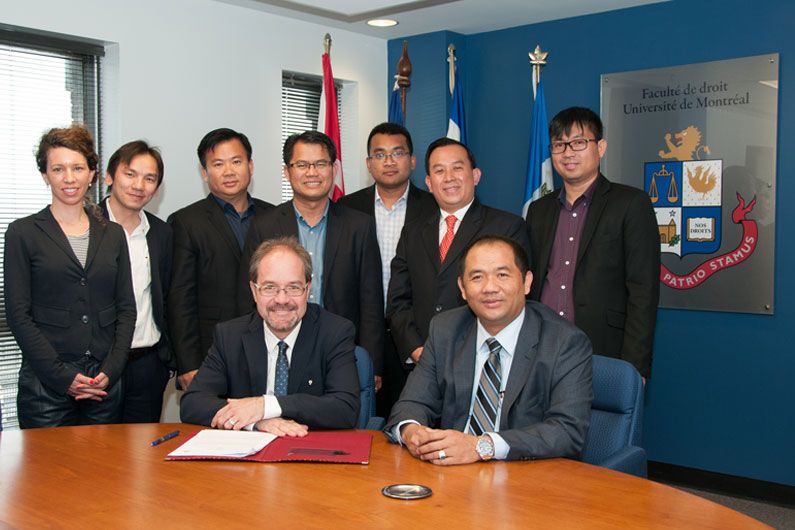 Debout : Mme Stéphanie Dion, directrice des Affaires internationales, M. Kert Uy, S.E. Heng Sinoeun, S.E. Phan Oun, S.E. Peng Ponea, S.E. Huot Hak and M. Liv Borann. Assis : M. Jean-François Gaudreault-Desbiens, doyen de la faculté de droit, et S.E. Virak Rin, sous-ministre à la Planification.
Debout : Mme Stéphanie Dion, directrice des Affaires internationales, M. Kert Uy, S.E. Heng Sinoeun, S.E. Phan Oun, S.E. Peng Ponea, S.E. Huot Hak and M. Liv Borann. Assis : M. Jean-François Gaudreault-Desbiens, doyen de la faculté de droit, et S.E. Virak Rin, sous-ministre à la Planification.