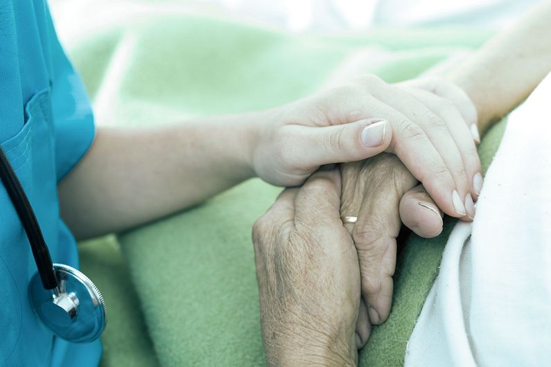 Pas moins de 50 000 personnes qui meurent chaque année pourraient bénéficier de soins palliatifs mais «pour l’instant, on ne sait pas si elles y ont accès, ni si ces soins sont de bonne qualité, notamment dans les CHSLD… Et pourtant, toute personne y a droit!» déplore Alain Legault. Pas moins de 50 000 personnes qui meurent chaque année pourraient bénéficier de soins palliatifs mais «pour l’instant, on ne sait pas si elles y ont accès, ni si ces soins sont de bonne qualité, notamment dans les CHSLD… Et pourtant, toute personne y a droit!» déplore Alain Legault.