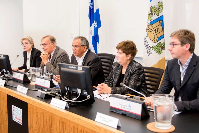 Les membres du panel de l’atelier: Monique Cormier, Jean-Louis Roy, Pierre-Marie Boisson, fondateur et pdg de la Société générale de solidarité (Haïti), Anne Gaboury, pdg de Développement international Desjardins, et François Germinet, président de l’Université Cergy-Pontoise (France). Les membres du panel de l’atelier: Monique Cormier, Jean-Louis Roy, Pierre-Marie Boisson, fondateur et pdg de la Société générale de solidarité (Haïti), Anne Gaboury, pdg de Développement international Desjardins, et François Germinet, président de l’Université Cergy-Pontoise (France).