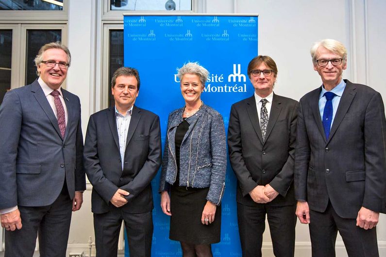 Raymond Lalande, vice-recteur aux relations avec les diplômés, partenariats et philanthropie; Alain Lefrançois, PDG, Epsylon Concept; Anik Shooner, co-fondatrice de Menkès Shooner Dagenais LeTourneux Architectes; Paul Lewis, doyen de la Faculté de l'aménagement; Jacques Lachapelle, directeur de l’École d’architecture. Raymond Lalande, vice-recteur aux relations avec les diplômés, partenariats et philanthropie; Alain Lefrançois, PDG, Epsylon Concept; Anik Shooner, co-fondatrice de Menkès Shooner Dagenais LeTourneux Architectes; Paul Lewis, doyen de la Faculté de l'aménagement; Jacques Lachapelle, directeur de l’École d’architecture.