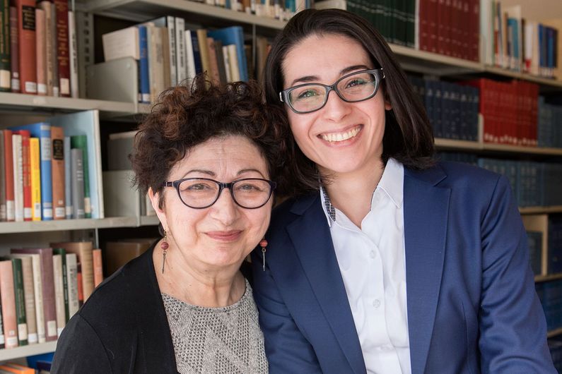 Une relation professionnelle s'est développée entre la bibliothécaire Michèle Leroux et la docteure en droit Kamelia Kolli grâce au programme de jumelage bibliothécaires et doctorants de la Faculté de droit.
