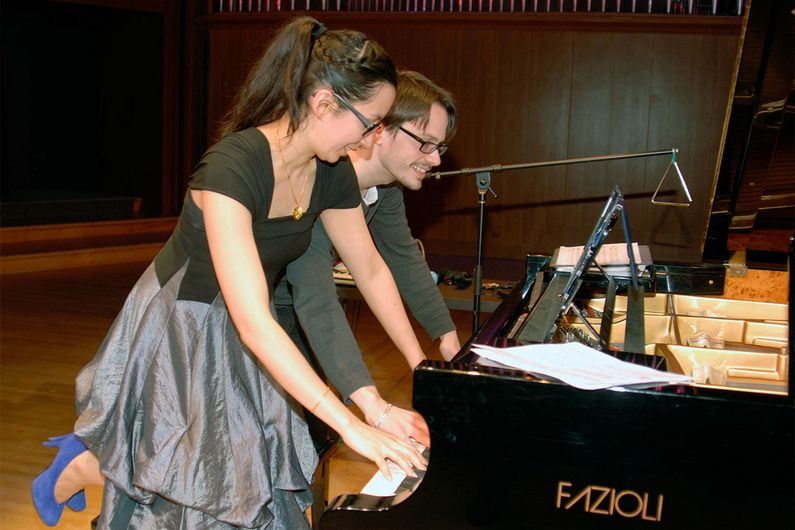 L’activité s’est déroulée à la salle Claude-Champagne, où les invités ont assisté à un concert donné par deux étudiants diplômés du programme de maîtrise de la Faculté de musique.