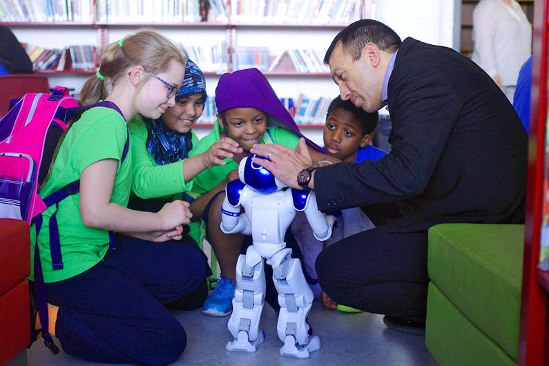 Thierry Karsenti a beaucoup de succès quand il se présente dans une classe avec son assistant, le robot Nao.