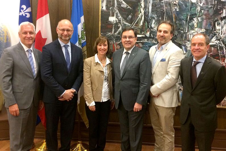 Yvan Gendron, pdg du CIUSSS de l'Est-de-l'Île-de-Montréal; David Lametti; la Dre Hélène Boisjoly, doyenne de la Faculté de médecine; le recteur, Guy Breton; le Dr Marc Giasson, directeur de l'enseignement du CIUSSS du Nord-de-l'Île-de-Montréal; et le Dr Denis Roy, pdg de l'Institut de cardiologie de Montréal. Yvan Gendron, pdg du CIUSSS de l'Est-de-l'Île-de-Montréal; David Lametti; la Dre Hélène Boisjoly, doyenne de la Faculté de médecine; le recteur, Guy Breton; le Dr Marc Giasson, directeur de l'enseignement du CIUSSS du Nord-de-l'Île-de-Montréal; et le Dr Denis Roy, pdg de l'Institut de cardiologie de Montréal.