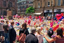 Les évènements dramatiques comme l'attentat de Manchester donnent lieu à des scènes de recueillement collectif comme celle-ci. Les jeunes veulent aussi partager leurs émotions sur les réseaux sociaux... avec des résultats mitigés.