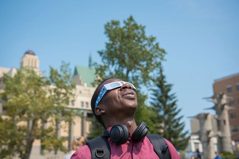 400 paires de lunettes de protection ont été distribuées pour observer l’éclipse solaire du 21 août sur le campus montréalais.