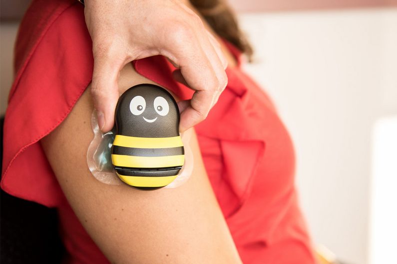 Utilisé en milieu hospitalier pédiatrique aux États-Unis, le Buzzy prend la forme d’une abeille hémisphérique souriante.