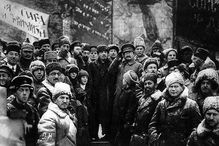 Lénine et Trotski, figures de la révolution d'Octobre, en célèbrent ici le second anniversaire.