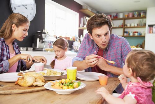 Manger En Famille Aide Les Enfants A Se Sentir Mieux Physiquement Et Mentalement Udemnouvelles