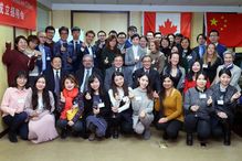À Beijing, des diplômés chinois et québécois entourent Guy Breton et Guy Lefebvre, accompagnés de Genfa Chen, de l’Académie des sciences sociales de Chine, et de Jie Jiao, directeur de projet Chine à l’UdeM.