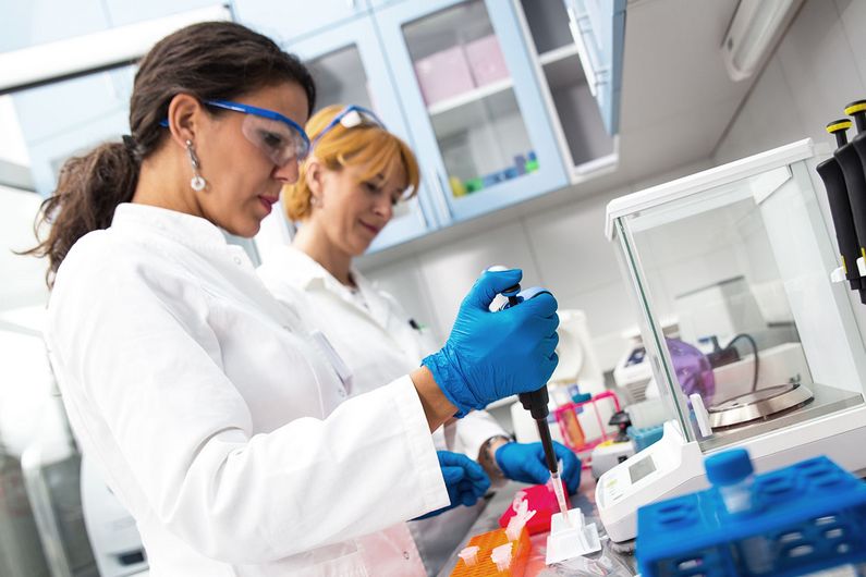 On souhaiterait voir plus de femmes devenir patronnes de laboratoire.