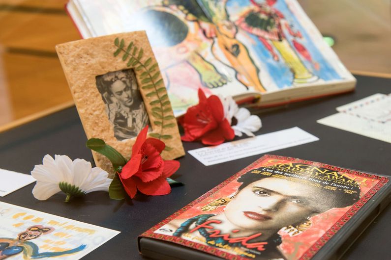 Le journal de Frida Kahlo trouve sa place dans la thématique, car la peintre mexicaine (1907-1954) s’y «livre à une transfiguration de la réalité, à une mise en scène de soi et, surtout, à une théâtralisation de son corps, de sa douleur et de ses affects», comme on peut le lire sur un cartel.