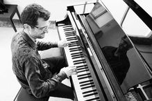 Le pianiste John Roney en répétition à la Faculté de musique de l'Université de Montréal, où il enseigne le piano jazz et la composition.