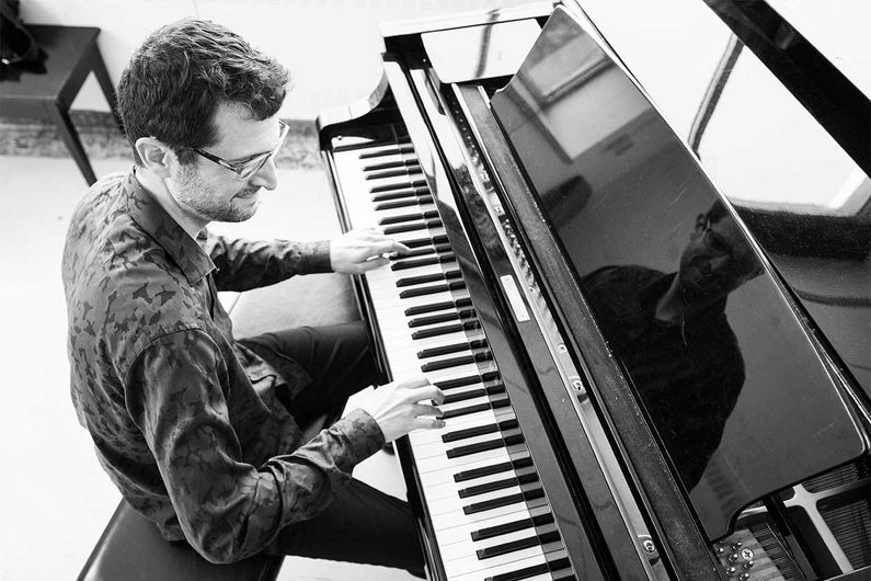 Le pianiste John Roney en répétition à la Faculté de musique de l'Université de Montréal, où il enseigne le piano jazz et la composition.