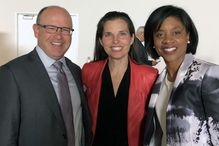 De gauche à droite: Steven Klein, vice-président au développement des affaires à l'IRICoR; l’honorable Kirsty Duncan, ministre des Sciences et des Sports; et Nadine Beauger, directrice générale de l'IRICoR.