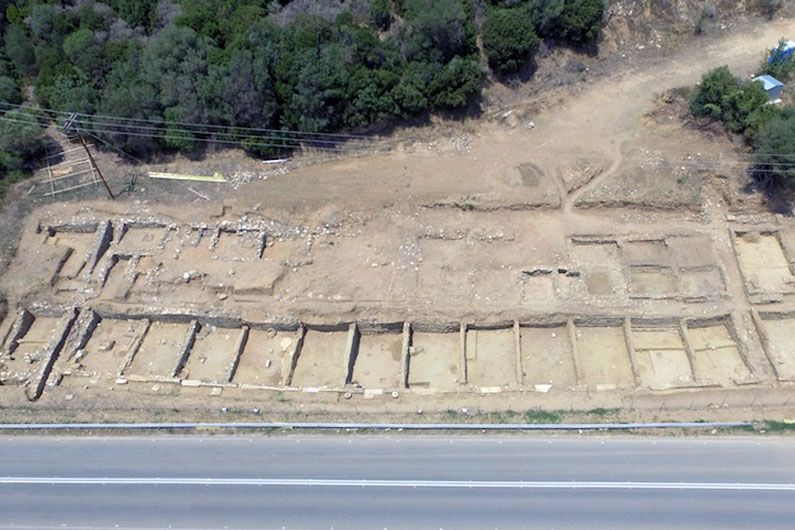 Les fouilles ont permis de mettre au jour des aires commerciales de la cité antique d'Argilos (au premier plan), révélant des pratiques datant de plusieurs millénaires. 