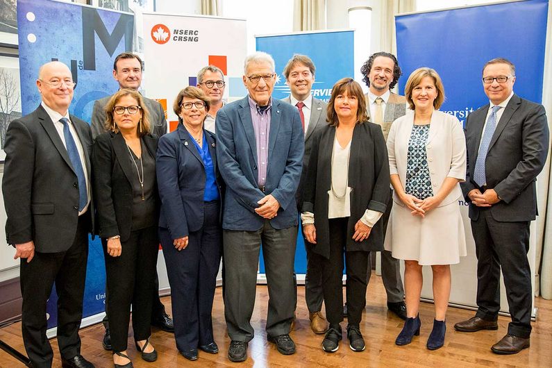 Au premier rang, de gauche à droite: Luc Feldmann, Françoise Perron-Sierra (Servier France), Pamela Moss (Conseil de recherches en sciences naturelles et en génie du Canada), Stephen Hanessian, Françoise Gellibert (Servier France), Marie-Josée Hébert et Frédéric Fasano, directeur général de Servier Canada.
Au deuxième rang, de gauche à droite: Laurent Tillement (Servier Canada), Philippe Gloanec (Servier France), Frédéric Bouchard, doyen de la Faculté des arts et des sciences, et Sébastien Sauvé, vice-doyen à la recherche et à la création de la faculté. Au premier rang, de gauche à droite: Luc Feldmann, Françoise Perron-Sierra (Servier France), Pamela Moss (Conseil de recherches en sciences naturelles et en génie du Canada), Stephen Hanessian, Françoise Gellibert (Servier France), Marie-Josée Hébert et Frédéric Fasano, directeur général de Servier Canada.
Au deuxième rang, de gauche à droite: Laurent Tillement (Servier Canada), Philippe Gloanec (Servier France), Frédéric Bouchard, doyen de la Faculté des arts et des sciences, et Sébastien Sauvé, vice-doyen à la recherche et à la création de la faculté.